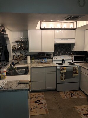 Kühlschrank, Mikrowelle, Geschirrspüler, Kochgeschirr/Geschirr/Besteck