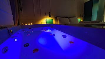 Chambre Luxe | 1 chambre, minibar, coffres-forts dans les chambres