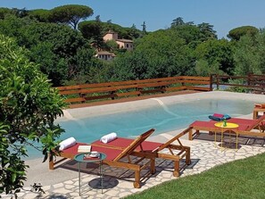 Kolam renang outdoor musiman, dengan payung kolam renang