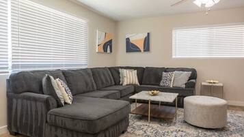 Casa familiar | Área de sala de estar | Televisión de pantalla plana de 42 pulgadas con canales digitales