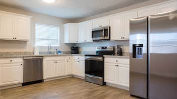 Family House | Dapur peribadi | Sebuah peti sejuk di kawasan bersama