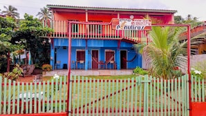 A two-story building with a sign indicating a restaurant named "Panulirus." - Chalé panulirus (Icapuí)