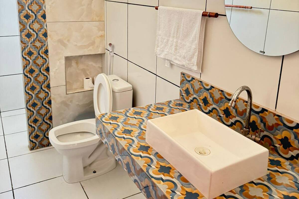 Ein Badezimmer mit Toilette, Waschbecken und Spiegel.