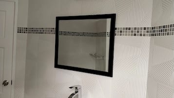 Regadera, toallas, jabón, papel de baño