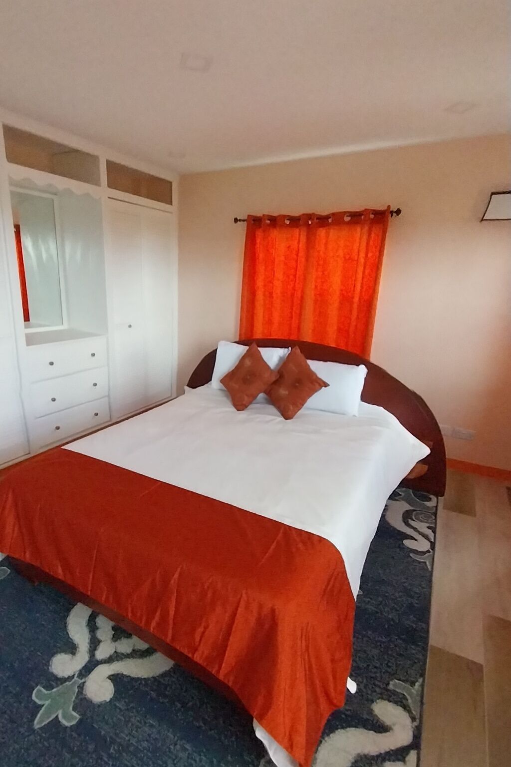 2 室のベッドルーム、アイロン / アイロン台、WiFi、ベッドシーツ