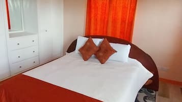 2 habitaciones, tabla de planchar con plancha, wifi y ropa de cama