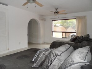 2 habitaciones, tabla de planchar con plancha, wifi y ropa de cama