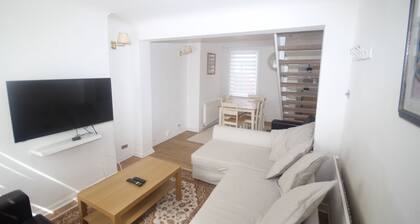 Brunswick Cottage - 2 Bedroom Home Situated in the Hearts of Reading City Centre