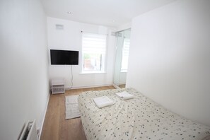 2 bedrooms, desk, WiFi, bed sheets