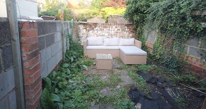 Brunswick Cottage - 2 Bedroom Home Situated in the Hearts of Reading City Centre