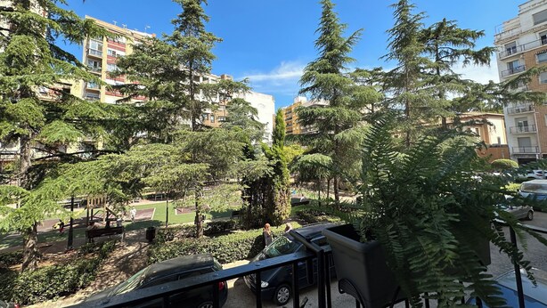 A residential area with multi-story buildings, trees, and parked cars. - Maravilloso Piso a Estrenar en el Corazón de la Ciudad (Vila-real)