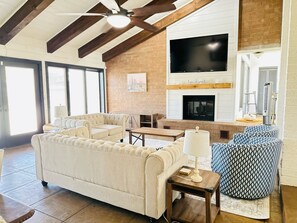 Living area - Brick Farmhouse with amazing Mountain View, city views on acreage pet friendly  (Casa Grande)