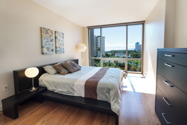 2 bedrooms - AVAILABLE NOW! The WATERMARK! 1551 Ala Wai Honolulu HI 96815 Unit 704 (Honolulu)