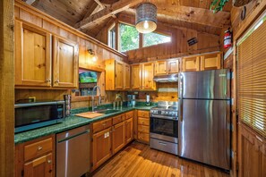 冷蔵庫、電子レンジ、オーブン、コンロ