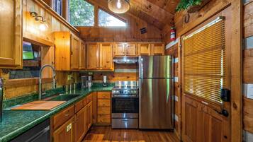 Kylskåp, mikrovågsugn, ugn och spishäll