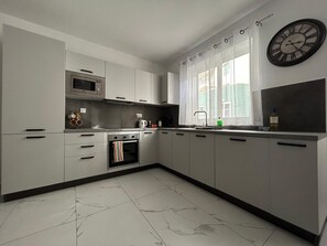 Kjøleskap, mikrobølgeovn, ovn og oppvaskmaskin