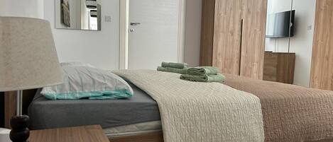 3 bedrooms, iron/ironing board, WiFi, bed sheets