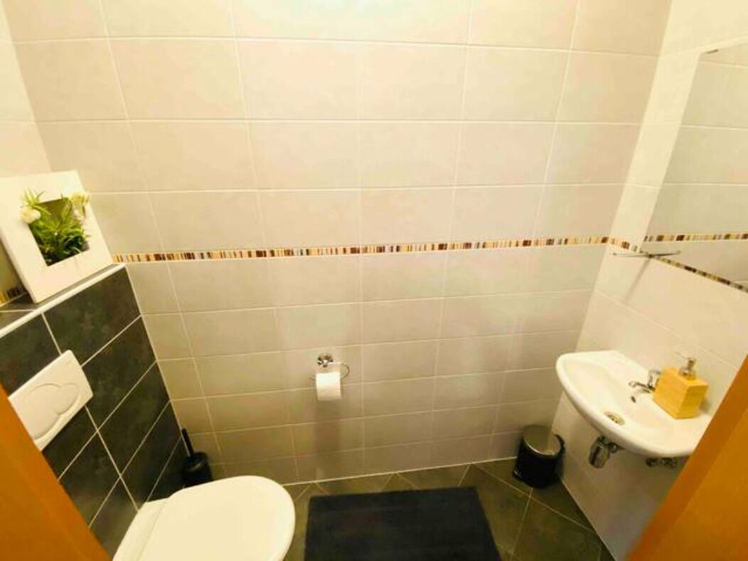 Un baño pequeño con inodoro, lavabo y espejo.