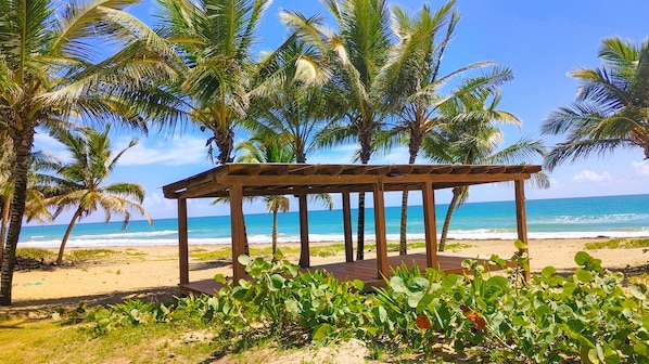 En la playa y toallas de playa