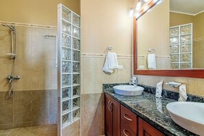 Regadera, toallas, jabón, papel de baño 