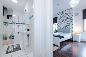 Banheira, secador de cabelo, toalhas de banho 