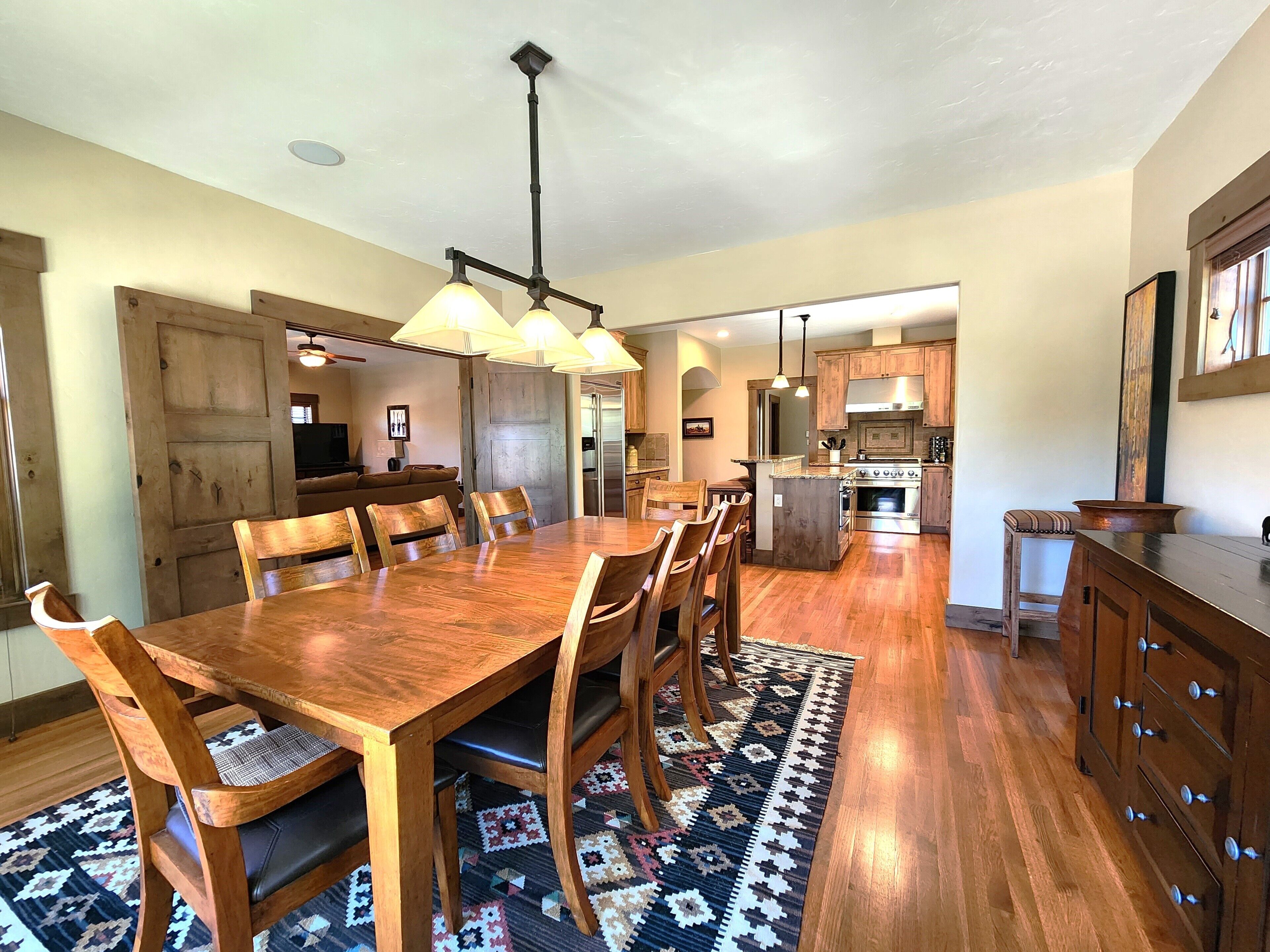 Large 4 bedroom home in Grand Park / Free Shuttle / Fireplace / Grill 