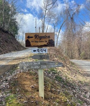 Explore the trails from this trailhead signpost, guiding you to Krynica via DMI Ridge Hollow Rd.