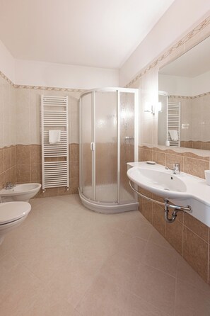 Regadera, regadera tipo lluvia, secadora de cabello, bidet 