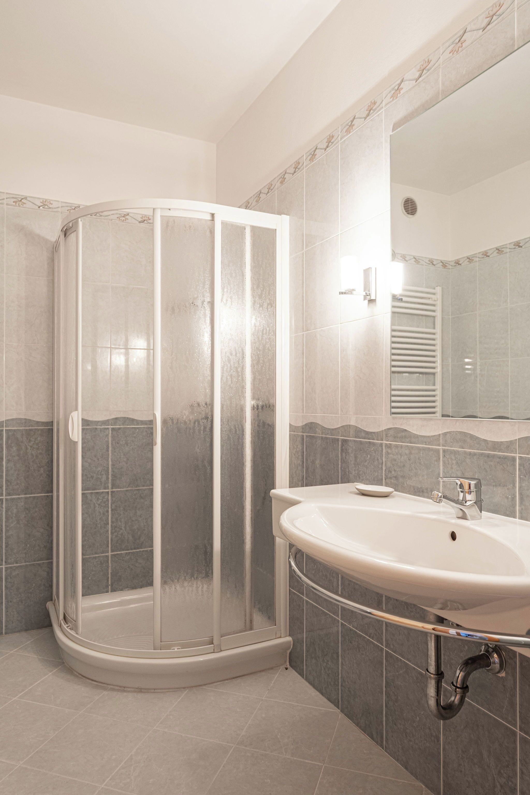 Regadera, regadera tipo lluvia, secadora de cabello, bidet 