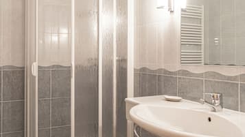 Douche, douche à « effet pluie », sÚche-cheveux, bidet