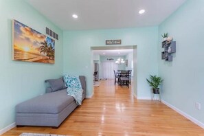 Smart TV - Perfect Getaway @ CWE- Entire Home + Free Parking Near Fox, Universities & More! (St. Louis)