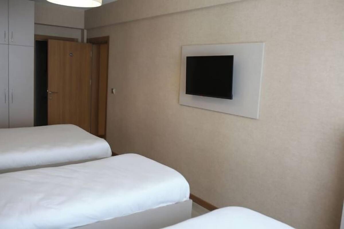 Meja, kalis bunyi, Wi-fi percuma, cadar katil 