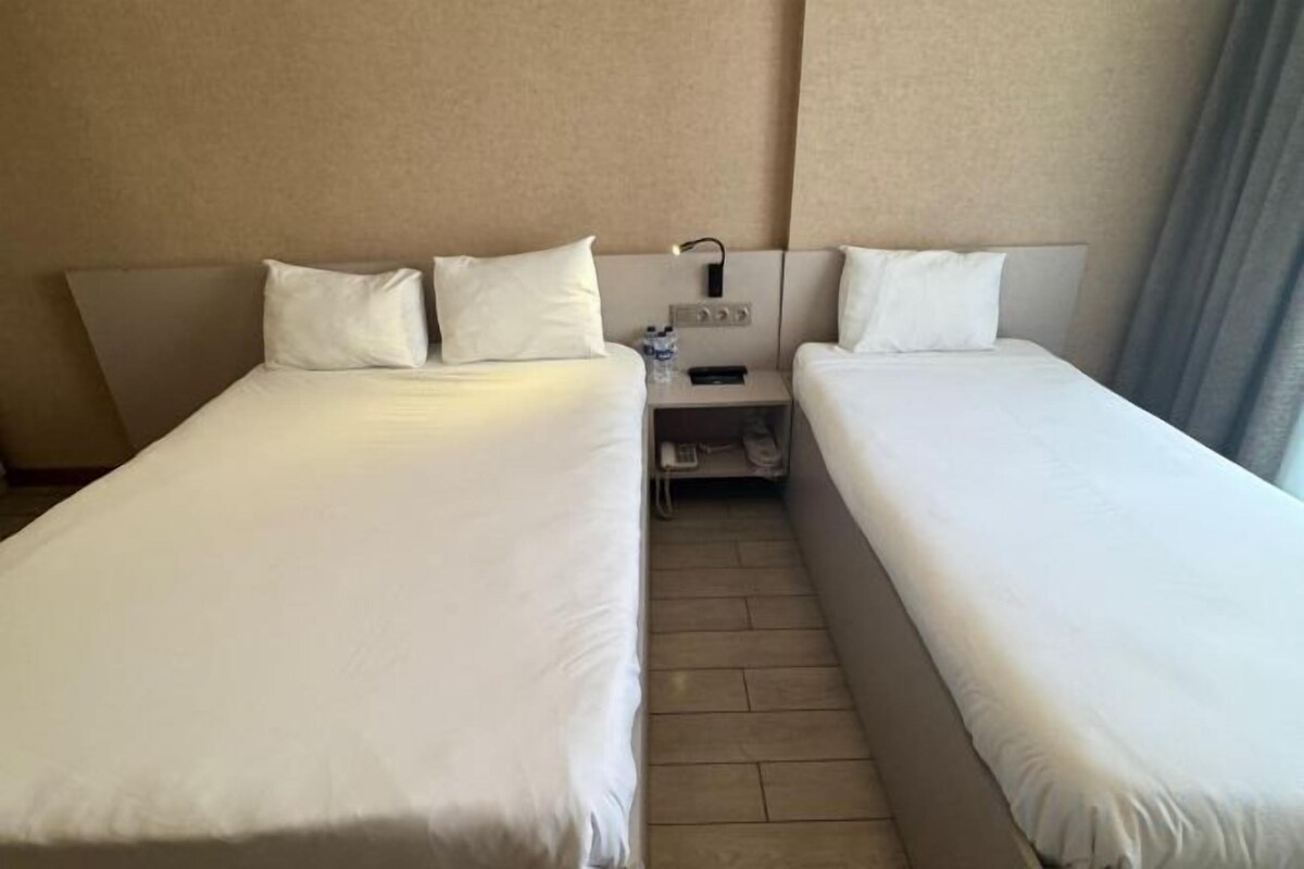 Desk, soundproofing, WiFi (free), bed sheets