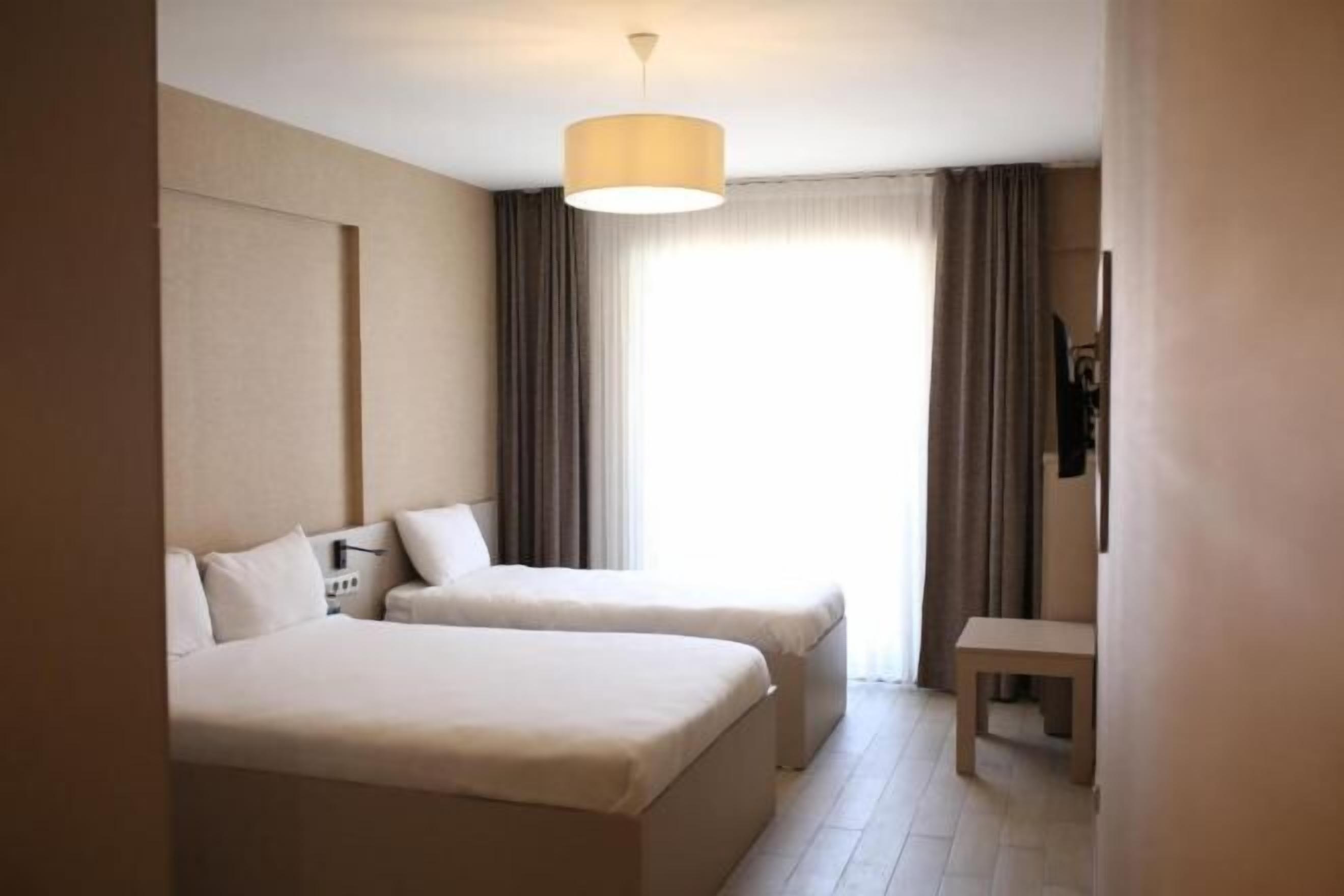 Escritorio, sistema de insonorización, wifi gratis y ropa de cama 