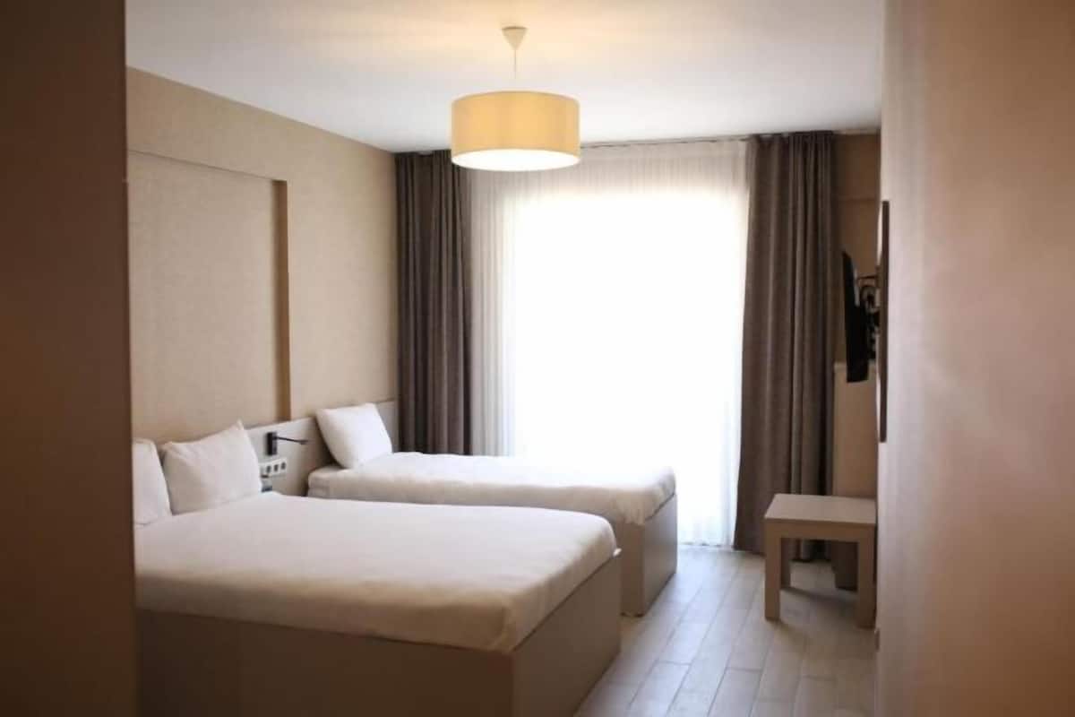 Desk, soundproofing, free WiFi, bed sheets