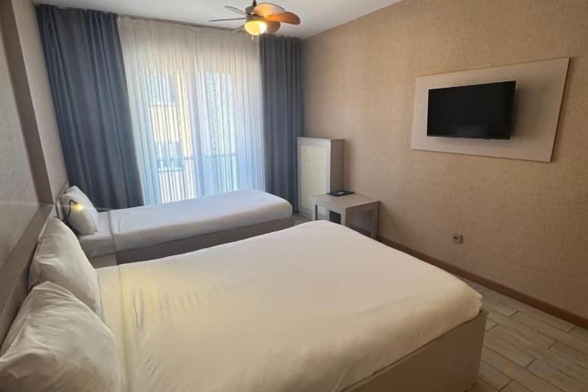 Escritorio, sistema de insonorización, wifi gratis y ropa de cama 