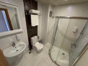 Family Room | Bathroom - Otel Çınas (Eskisehir)