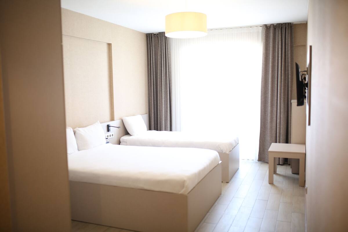Room (Triple Room) | Meja, kalis bunyi, Wi-fi percuma, cadar katil 