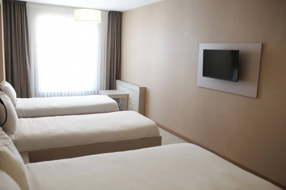 Room (Quadruple Room) | Meja, kalis bunyi, Wi-fi percuma, cadar katil 