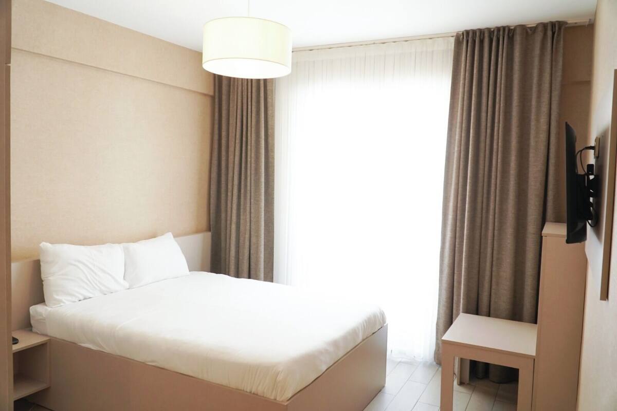 Double Room | Meja, kalis bunyi, Wi-fi percuma, cadar katil 