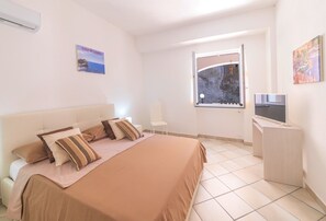 3 camere, una scrivania, ferro/asse da stiro, Wi-Fi gratuito