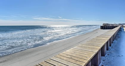 Beachfront Fourth-Floor Condo w/ Community Pool!