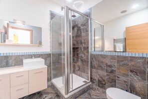Shower, hair dryer, bidet, towels