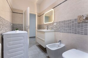 Shower, hair dryer, bidet, towels - GuestHost - Bolognina Bright Apartment 600m from the station (Bologna)