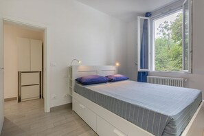 2 bedrooms, iron/ironing board, bed sheets