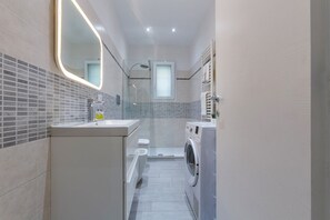 Dusche, Haartrockner, Bidet, Handtücher