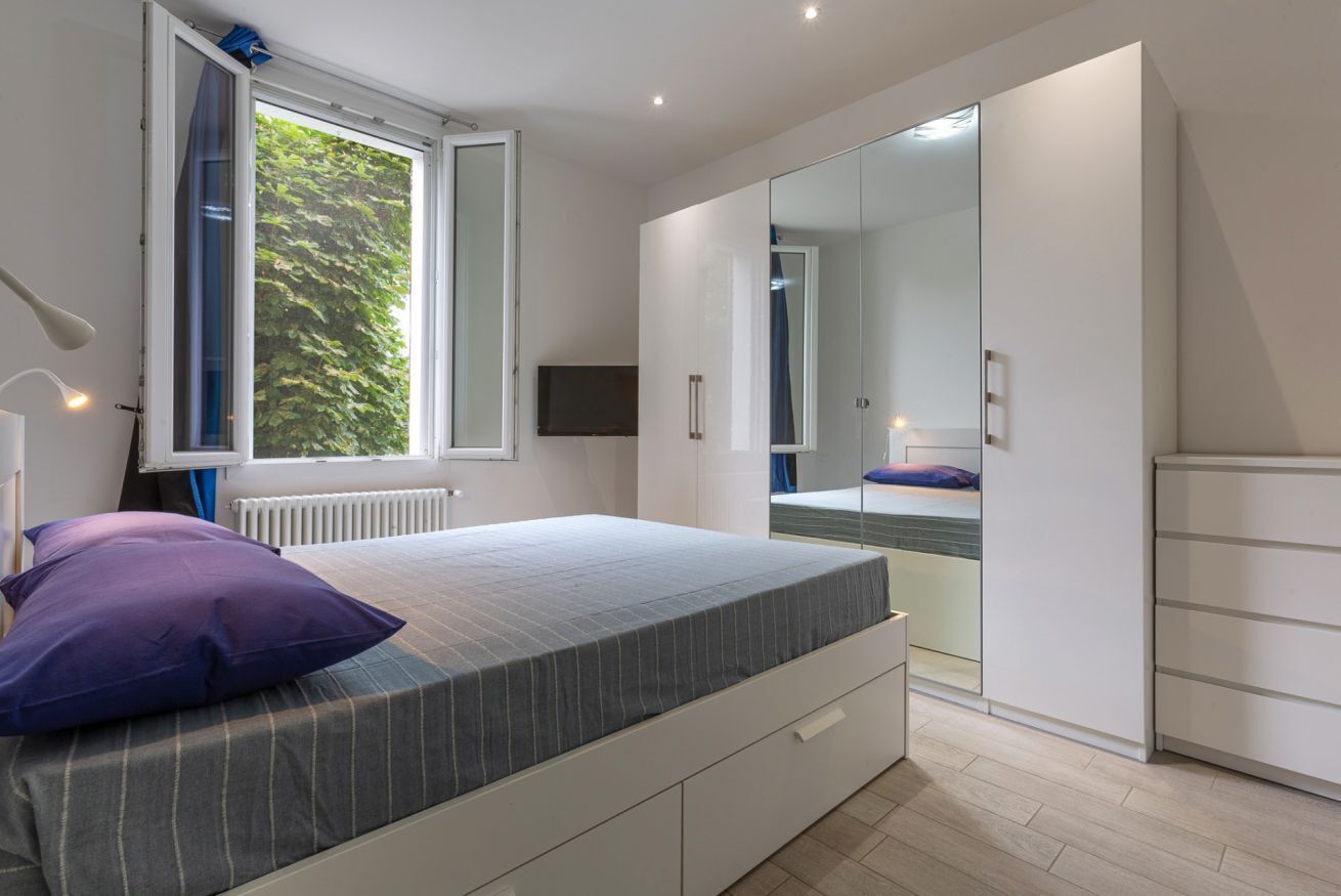 2 habitaciones, tabla de planchar con plancha y ropa de cama 