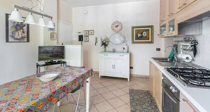 Apartment located on the second floor of a building without a lift.In 60 square meters of space it comfortably accommodates 4 people with two bedrooms: one with a double bed and one with a double sofa bed.Exclusive uncovered parking space available to gu