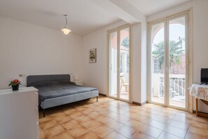 Tabla de planchar con plancha, internet y ropa de cama 