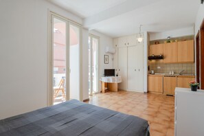 Tabla de planchar con plancha, acceso a internet y ropa de cama